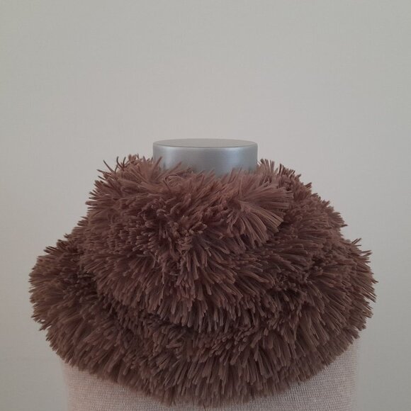 Steve Madden Shaggy Faux Fur Brown Infinity Scarf 16" x 10" - Picture 1 of 6